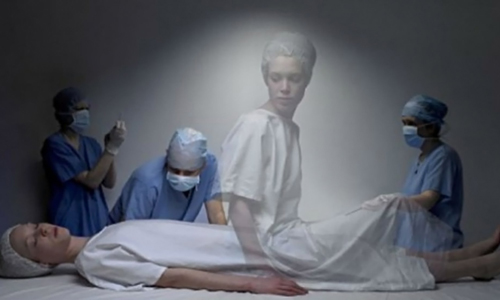 Một quan điểm cho rằng sự thay đổi trong ý thức gần cái chết có thể do các thay đổi sinh lý trong não.