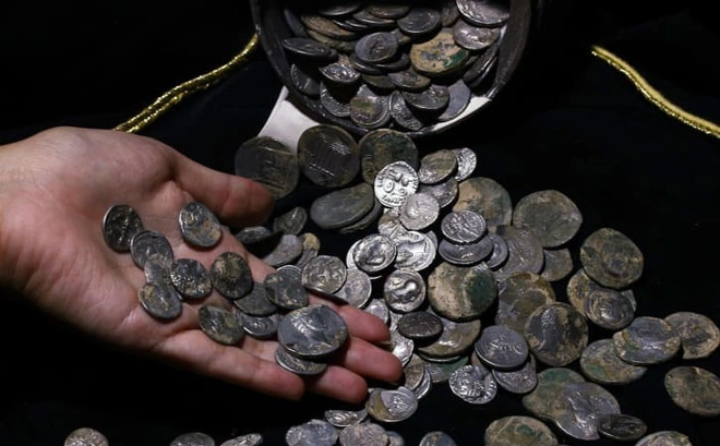 Ban đầu, kho báu này được ước tính có giá trị khoảng 1,75 triệu bảng Anh (tương đương 52 tỷ đồng). Theo luật của Anh, nếu kho báu không có người nhận, chúng sẽ thuộc về nhà nước, và trong trường hợp này, kho báu Hawkson thuộc về tài sản quốc gia. Tuy nhiên, người tìm thấy kho báu có thể nhận được phần thưởng hậu hĩnh từ các tổ chức liên quan.