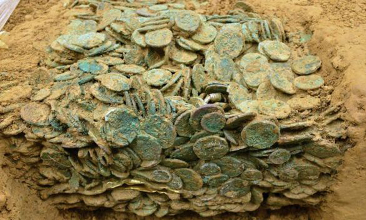 Eric Rouse ban đầu phát hiện kho báu khi đi tìm một chiếc búa đinh trong sân nhà của mình. Anh sử dụng máy dò kim loại để tìm kiếm và phát hiện âm thanh báo hiệu ở một vị trí nào đó trong sân. Anh quyết định đào bới và càng đào sâu, kho báu càng trở nên rõ ràng hơn.