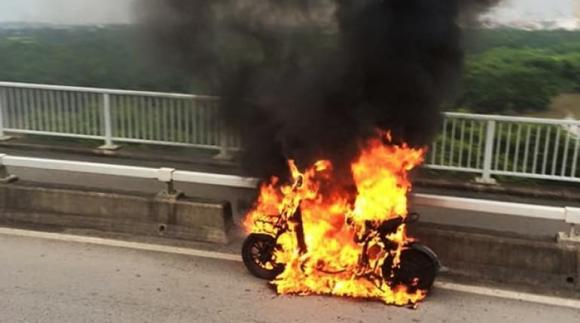 2. Không cần oxy: Đám cháy trong pin xe điện không cần oxy để duy trì. Trong các bình cứu hỏa thông thường, nguyên tắc là cách ly chất cháy khỏi oxy để ngăn cháy. Nhưng đám cháy pin xe điện dựa trên phản ứng hóa học bên trong pin, không cần oxy để tiếp tục cháy.