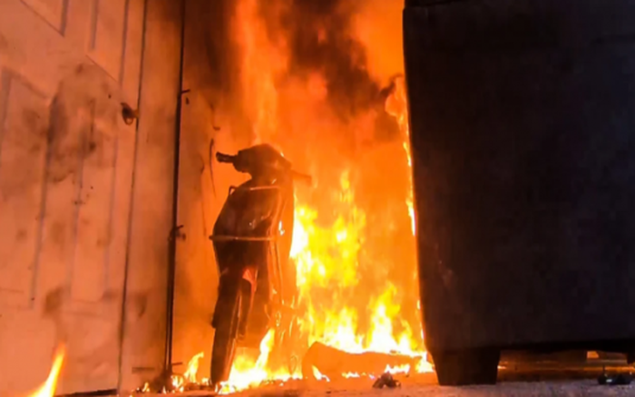 Thay vào đó, cần sử dụng các biện pháp an toàn như sử dụng chăn chống lửa để chặn nguồn oxy và gọi cho cứu hỏa để xử lý tình huống nguy hiểm.