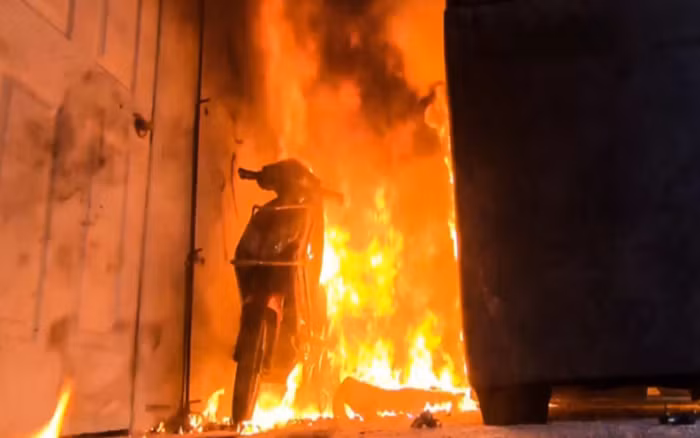 Thay vào đó, cần sử dụng các biện pháp an toàn như sử dụng chăn chống lửa để chặn nguồn oxy và gọi cho cứu hỏa để xử lý tình huống nguy hiểm.