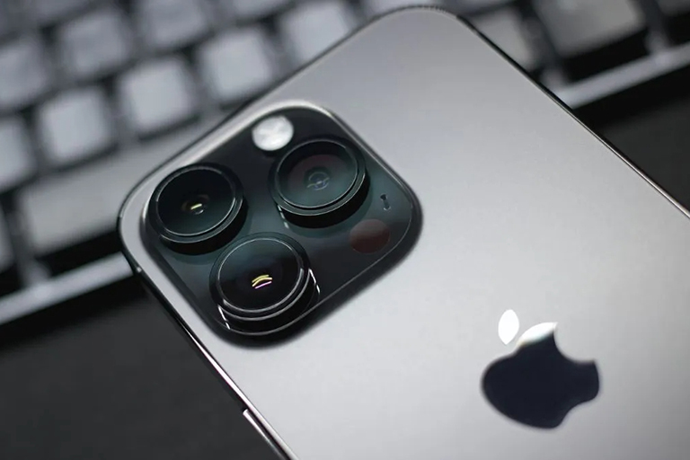 Cải tiến về thiết kế với khung viền titanium giúp máy nhẹ và bền hơn.