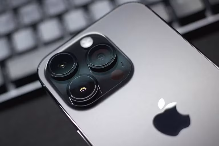 Cải tiến về thiết kế với khung viền titanium giúp máy nhẹ và bền hơn.