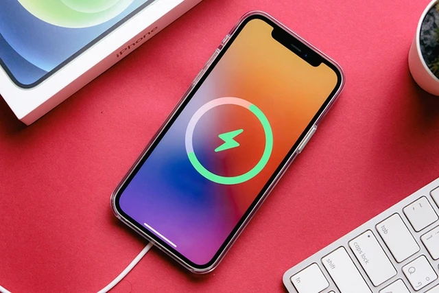 Apple đã thay đổi từ cổng Lightning sang USB-C trên các sản phẩm iPhone mới để tuân thủ các yêu cầu của Liên minh châu Âu.