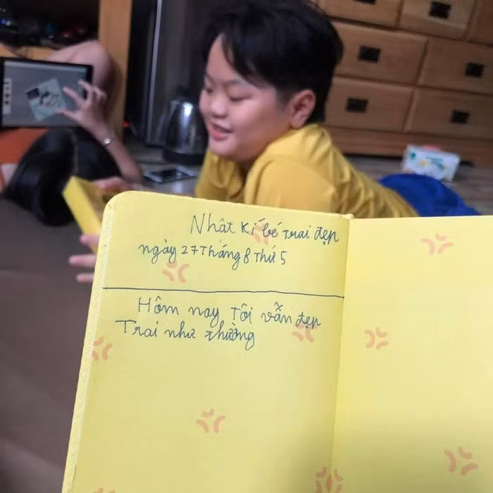 Viet nhat ky hang ngay, cau be khien CDM cuoi ngat boi dieu nay