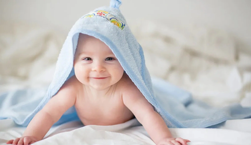 2. Trẻ sơ sinh ban đầu có khoảng 300 chiếc xương và nhiều sụn, nhưng sau thời gian, nhiều xương hợp nhất lại, chỉ còn lại 206 xương tạo nên bộ xương tiêu chuẩn như người trưởng thành.