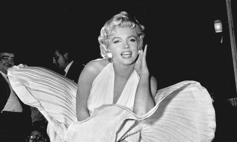 2. Bí ẩn của Marilyn Monroe: Nữ diễn viên Marilyn Monroe được tìm thấy chết vào ngày 5/8/1962, với cái chết được xác định là do tự dùng quá liều thuốc an thần.