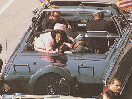 Lee Harvey Oswald, một cựu lính thủy đánh bộ Mỹ, đã bị bắn chết sau đó và Jack Ruby, người điều hành hộp đêm Dallas, bị kết tội giết Oswald.