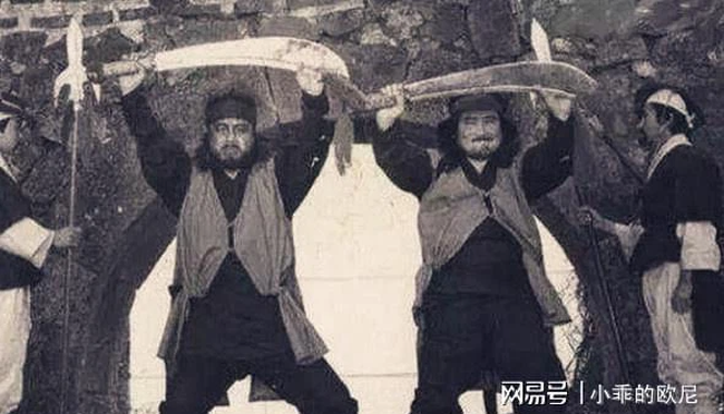 5. Điều kiện cuộc sống sau nghề nghiệp: Sau khi nghỉ hưu hoặc mất việc, những người làm nghề đao phủ thường gặp khó khăn trong cuộc sống gia đình và xã hội. Họ có thể trở nên cô độc và không có nhiều bạn bè hoặc người thân trong cuộc sống sau nghề nghiệp này.