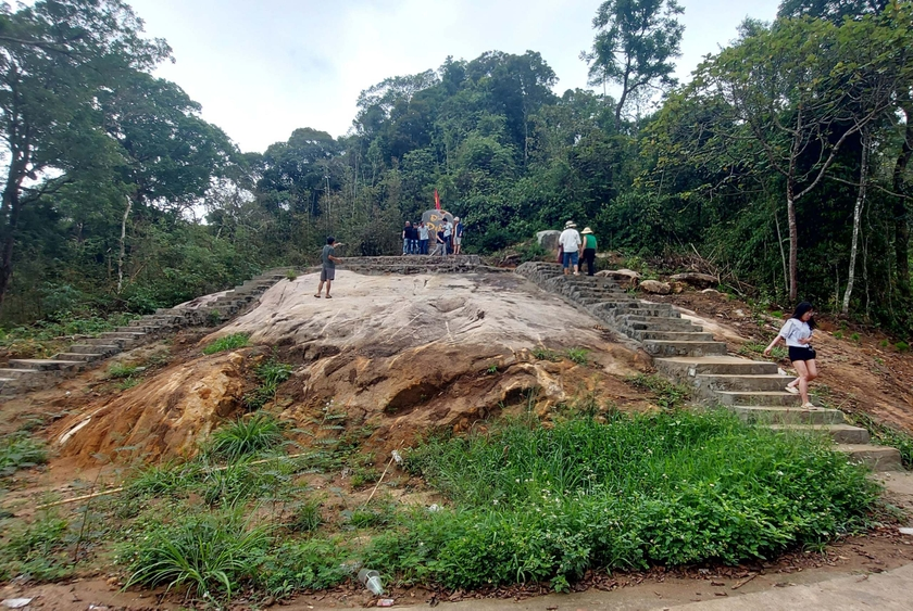 Anh sang tren dinh Po Yau-Hinh-3