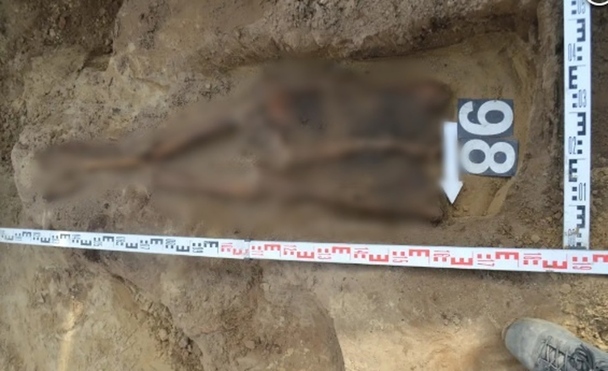 Ở Ba Lan, có nhiều truyền thuyết và niềm tin khác nhau về ma cà rồng, và có nhiều cách khác nhau để ngăn chúng sống dậy sau khi chết.