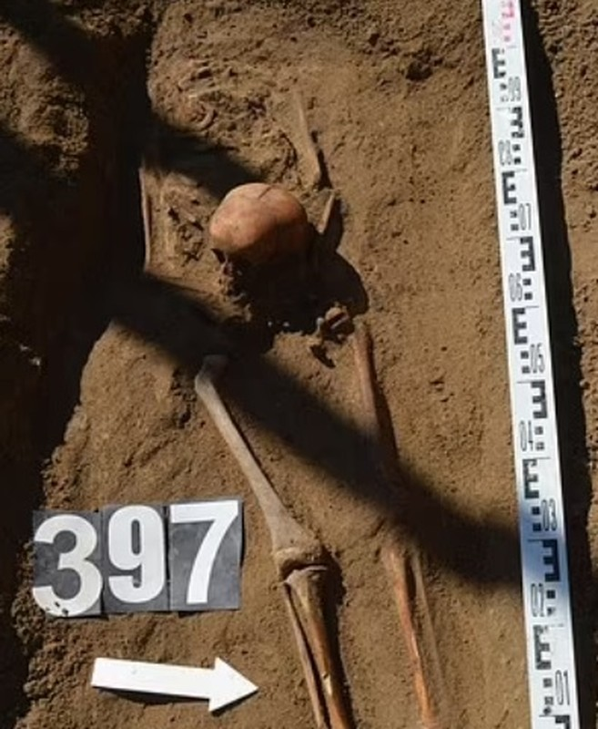 Maciej Stromski, một nhà khảo cổ địa phương tham gia cuộc khai quật, cho biết kiểu chôn cất đáng sợ này thể hiện niềm tin vào việc người chết có thể tái sống từ mộ phần. Một lý thuyết là họ bị nghi là ma cà rồng và đã bị "trấn yểm" một cách tàn bạo sau khi qua đời.