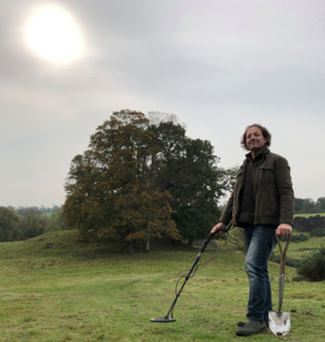 Trong một trường hợp khác, Kevin Duckett là một dân nghiệp dư đam mê dò kim loại, sống tại Market Harborough, Northamptonshire, Vương Quốc Anh. Trong một ngày đẹp trời, anh quyết định mang máy dò kim loại đi dạo trên cánh đồng để tìm kiếm các món đồ thất lạc.