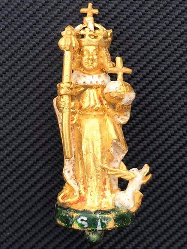 Sau khi thám hiểm trong một khoảng thời gian, máy dò kim loại của anh bất ngờ phát hiện tín hiệu mạnh, dẫn anh đến khám phá một "báu vật" kẹt sâu dưới lòng đất. Đó là bức tượng vàng đã mất tích trong suốt 400 năm. Ban đầu, nó là một phần của trang trí trên vương miện của vua Henry VIII, người đã đội vương miện này khi lên ngôi vào năm 1509 và cưới công nương Anne xứ Cleves vào năm 1540.