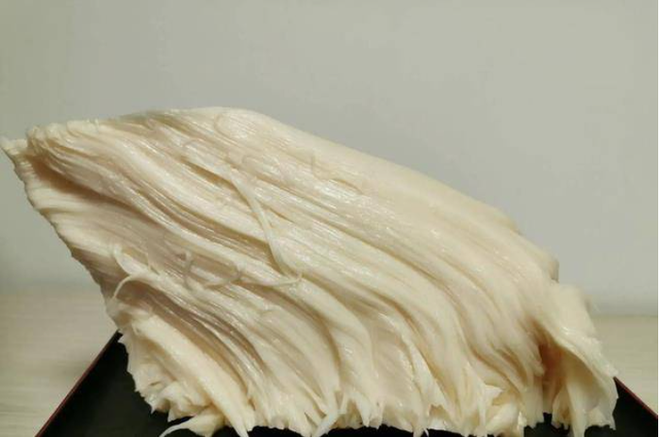 Nấm linh chi Thái tuế là một loại nấm quý hiếm và được đánh giá cao về giá trị dược phẩm. Loại này đặc biệt hiếm trong tự nhiên, và sự quý hiếm của nó đã làm tăng giá trị lên đến 39.000 USD/gram (gần 900 triệu đồng/gram) trên thị trường.