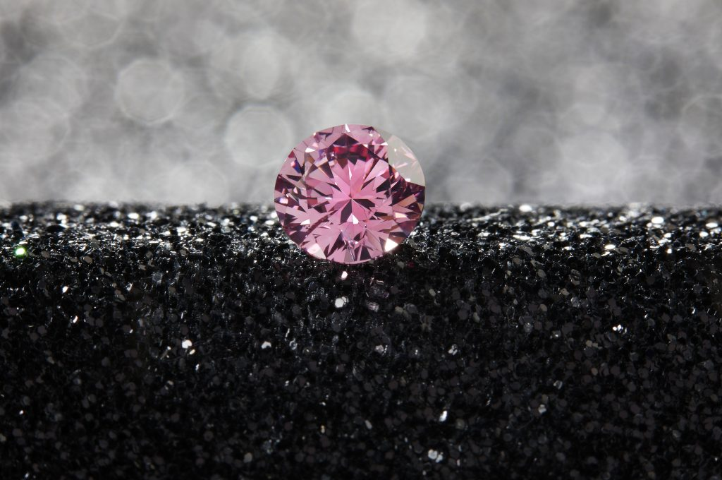 Việc nghiên cứu kim cương này giúp hiểu cách carbon di chuyển từ lòng đất sâu ra bề mặt Trái Đất.