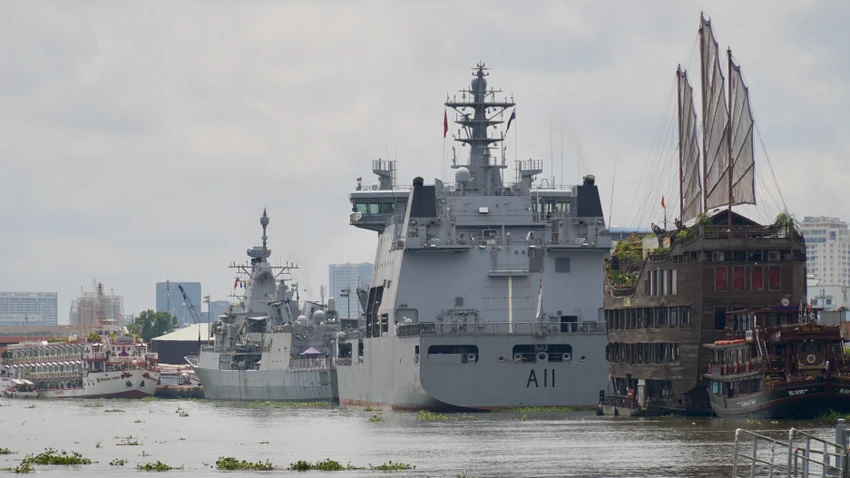 2 tau hai quan Hoang gia New Zealand cap cang TP.HCM