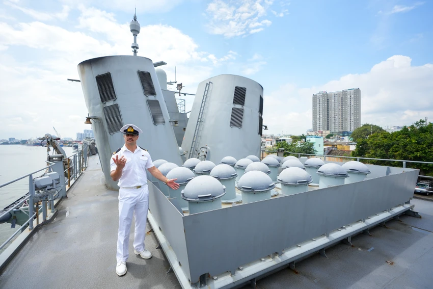 2 tau hai quan Hoang gia New Zealand cap cang TP.HCM-Hinh-5