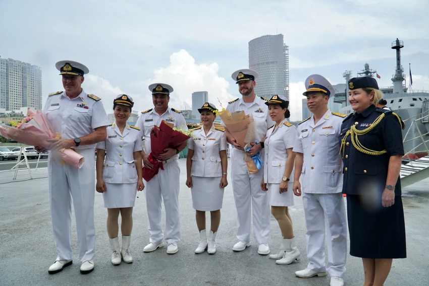 2 tau hai quan Hoang gia New Zealand cap cang TP.HCM-Hinh-3