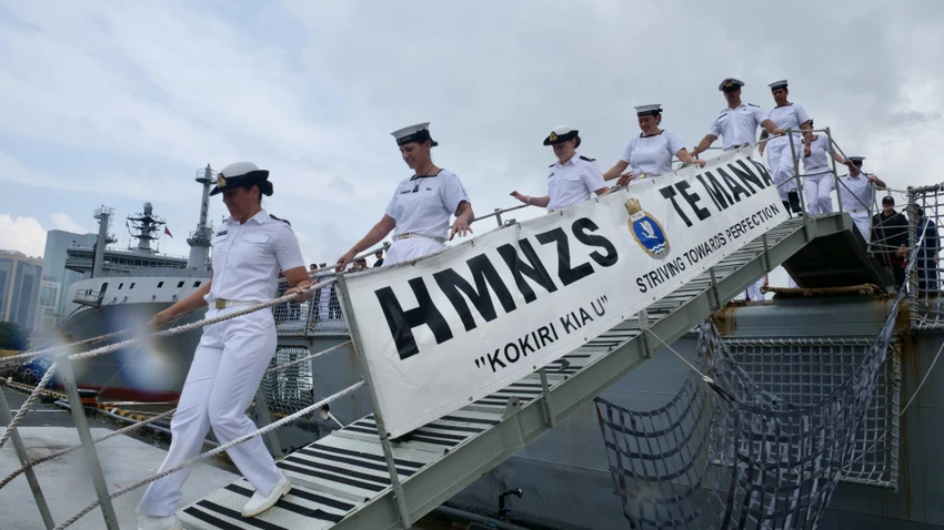 2 tau hai quan Hoang gia New Zealand cap cang TP.HCM-Hinh-7