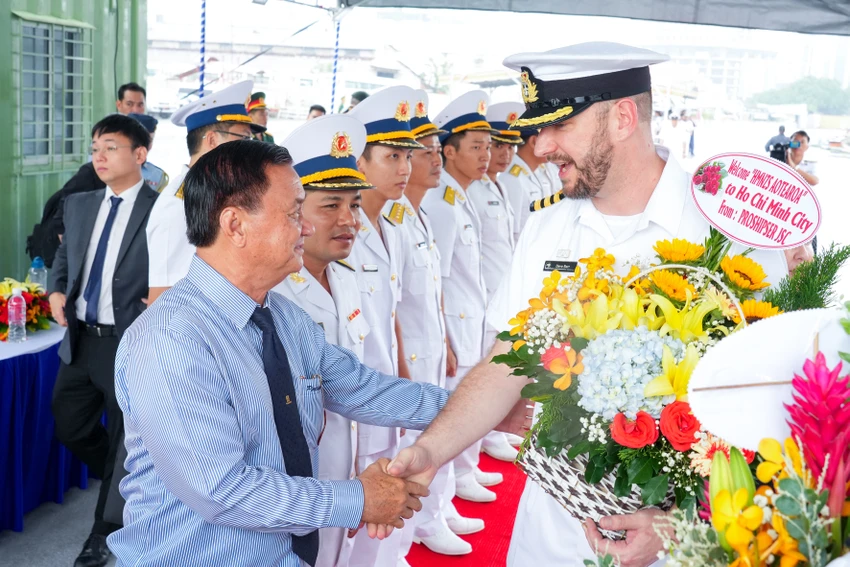 2 tau hai quan Hoang gia New Zealand cap cang TP.HCM-Hinh-4