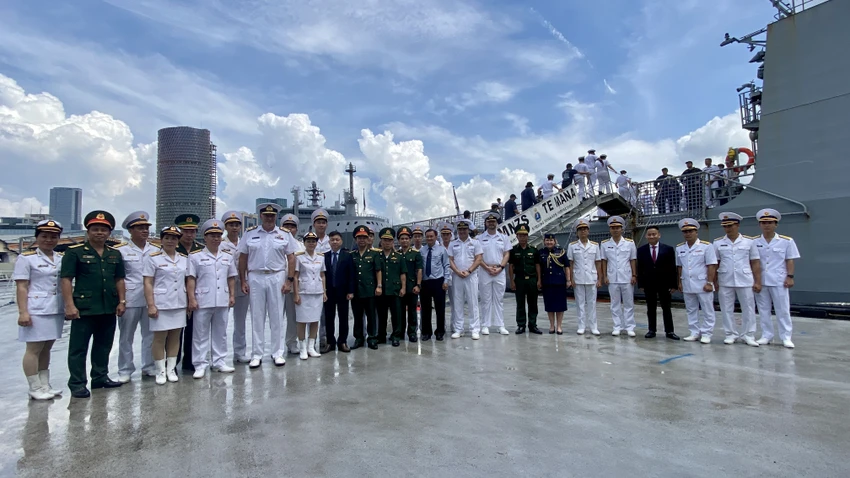 2 tau hai quan Hoang gia New Zealand cap cang TP.HCM-Hinh-8