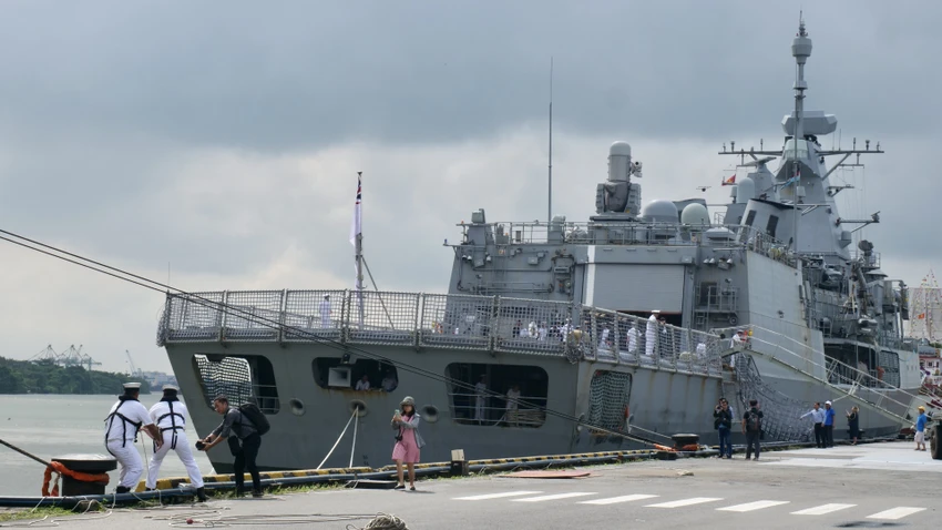 2 tau hai quan Hoang gia New Zealand cap cang TP.HCM-Hinh-2