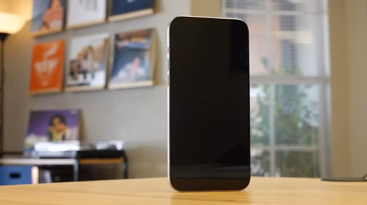 Các cạnh bo tròn của iPhone 15 Pro Max mang lại cảm giác tinh tế và nhẹ nhàng khi cầm trên tay.