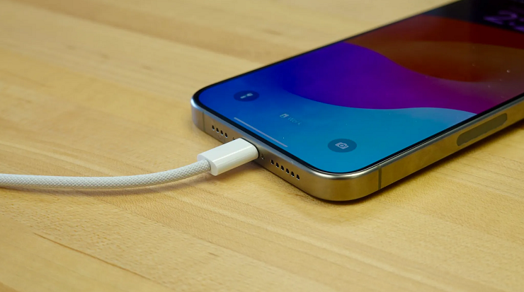 iPhone 15 Pro Max màu Xám Titan tự nhiên có cổng USB-C và đi kèm cáp bện USB-C - USB-C.