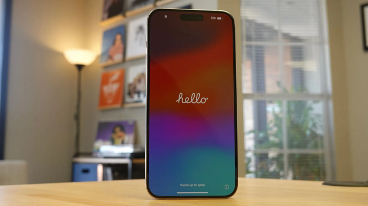 Màn hình của iPhone 15 Pro Max có kích thước 6,7 inch, độ phân giải cao, tốc độ làm mới 120Hz thích ứng, độ sáng tối đa lên tới 2000 nit. Máy được trang bị chip A17 Pro và chạy hệ điều hành iOS 17.