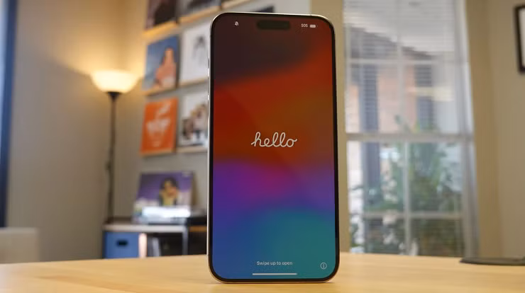 Màn hình của iPhone 15 Pro Max có kích thước 6,7 inch, độ phân giải cao, tốc độ làm mới 120Hz thích ứng, độ sáng tối đa lên tới 2000 nit. Máy được trang bị chip A17 Pro và chạy hệ điều hành iOS 17.