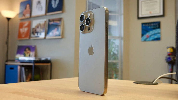 Phiên bản iPhone 15 Pro Max màu Xám Titan tự nhiên có dung lượng lưu trữ là 512GB.