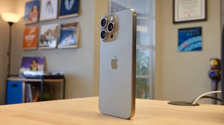 Phiên bản iPhone 15 Pro Max màu Xám Titan tự nhiên có dung lượng lưu trữ là 512GB.