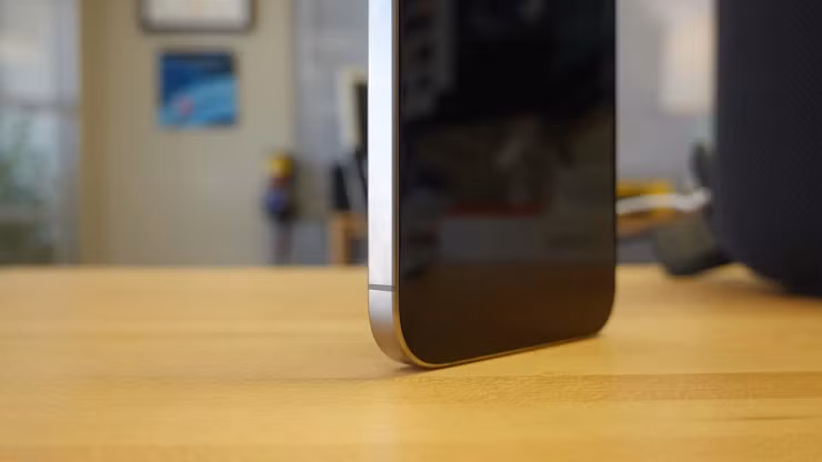 Màu Titan tự nhiên được mô tả là sự trung hòa giữa trắng, xám, bạc và một chút ánh vàng đồng, phù hợp với nhiều đối tượng người dùng và không khó phối màu khi chọn ốp và phụ kiện.