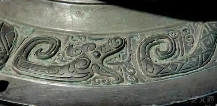 Sau khi Hổ Phương bị nhà Thương đánh bại, các món đồ này đã bị chôn xuống đất. Tuy nhiên, khi điều kiện địa lý và môi trường thay đổi, vùng đất trước kia đã biến thành một dòng sông, làm cho các món đồ này lộ ra.