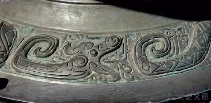 Sau khi Hổ Phương bị nhà Thương đánh bại, các món đồ này đã bị chôn xuống đất. Tuy nhiên, khi điều kiện địa lý và môi trường thay đổi, vùng đất trước kia đã biến thành một dòng sông, làm cho các món đồ này lộ ra.