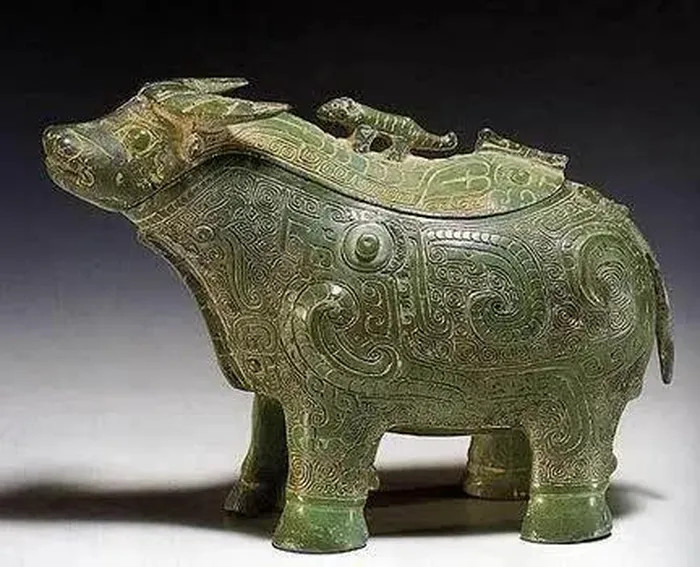 Sau khi quyết định khám phá, anh tìm thấy một " kho báu" khủng là 8 món đồ cổ bằng đồng, bao gồm bình rượu rồng hổ, bức tượng thần thú, giá, cốc và ly rượu. Tin tức về phát hiện này lan rộng và "kho báu" được xác nhận là từ thời nhà Thương, có niên đại hơn 3.000 năm.