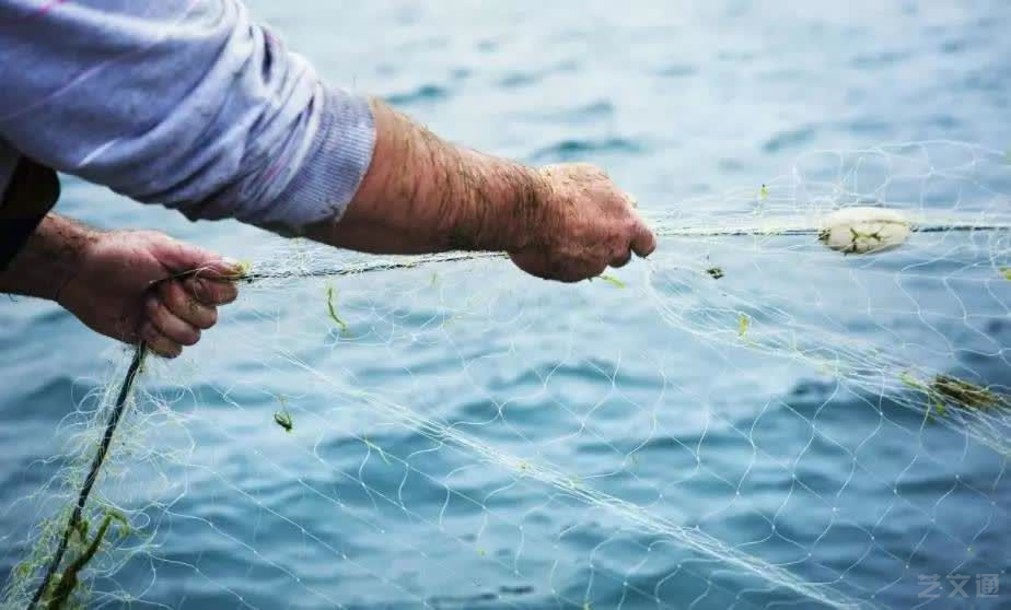 Khi nhìn xuống, anh thấy dưới nước có một vật tròn trông kỳ lạ. Ban đầu, anh nghĩ đó là một chiếc nồi bị hỏng mà ai đó vứt đi, nhưng sự tò mò đã khiến anh muốn tìm hiểu thêm về nó.