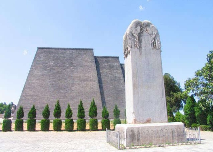 Có nhiều giả thuyết về nguyên nhân vì sao bia mộ này không có chữ, bao gồm sự nghi ngờ về các tội lỗi nghiêm trọng của bà trong quá khứ. Tuy nhiên, câu đố này vẫn chưa có lời giải chính xác.