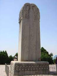 Thông thường, các văn bia trước lăng mộ của hoàng đế sẽ ghi lại thành tựu và đóng góp của họ cho đất nước. Nhưng trên bia mộ của Võ Tắc Thiên, không có gì được viết.