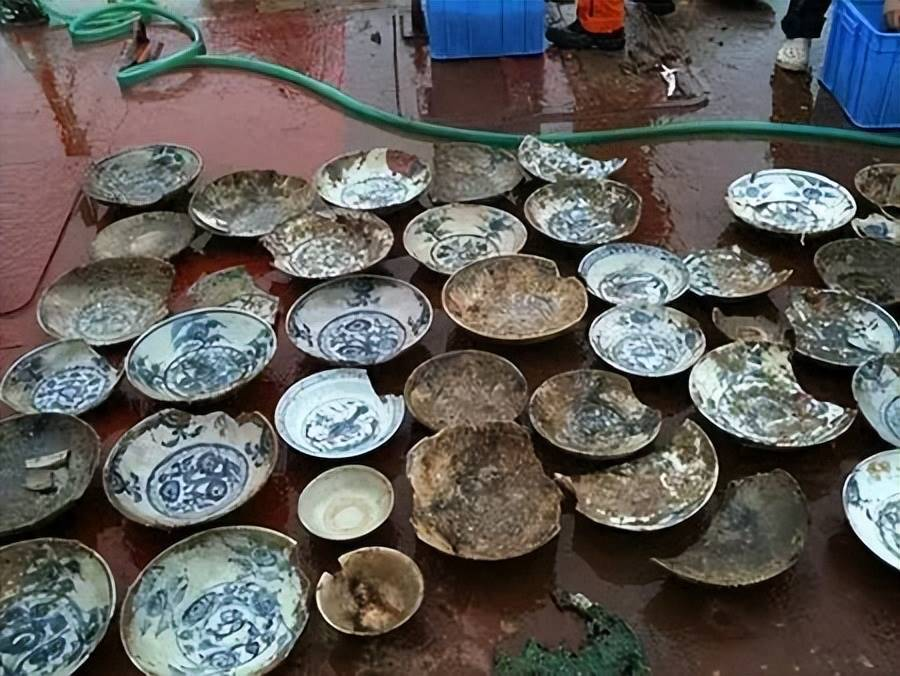 Ban quản lý công trường nhanh chóng gọi cảnh sát khi nhận ra rằng đó không phải là gốm thông thường. Khi cảnh sát đến, họ tìm thêm một bình sứ khá nguyên vẹn và yêu cầu phong tỏa khu vực.