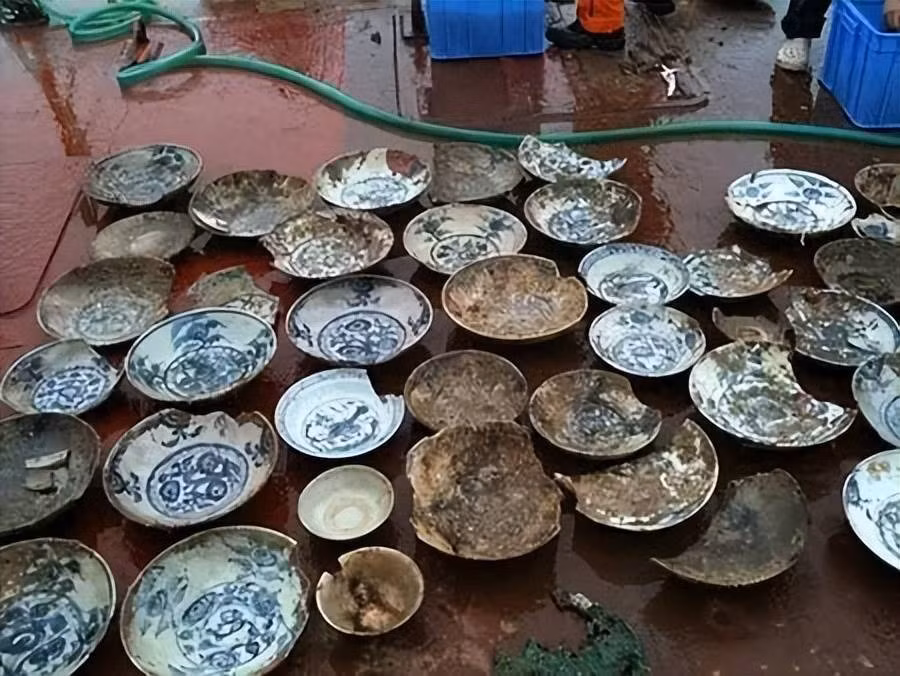 Ban quản lý công trường nhanh chóng gọi cảnh sát khi nhận ra rằng đó không phải là gốm thông thường. Khi cảnh sát đến, họ tìm thêm một bình sứ khá nguyên vẹn và yêu cầu phong tỏa khu vực.