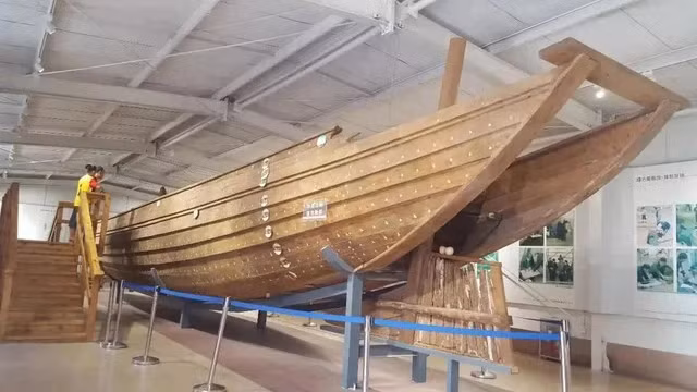 Các nhà chuyên môn và 2 thợ đóng tàu giỏi nhất khu vực đã được mời đến để hỗ trợ việc phân tích cấu trúc của con tàu và làm sạch các vật dụng bên trong nó.