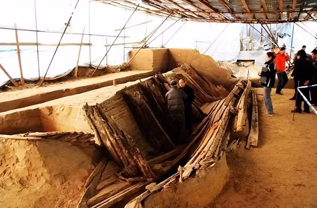 Ban đầu, cơ quan chức năng nghĩ rằng đây có thể là một khu vực chôn vùi ngôi mộ cổ, nhưng sau khi kiểm tra di tích văn hóa, họ nhận thấy đó có thể là con tàu chở đồ cổ bị đắm và chôn vùi. Việc khai quật con tàu cổ này là sự kiện hiếm gặp và đòi hỏi sự cẩn thận.