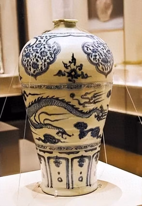 Trong quá trình này, họ phát hiện nhiều đồng tiền cổ và hơn 120 món đồ sứ được sản xuất dưới thời nhà Nguyên, loại sứ vô cùng đắt đỏ và không thể đạo nhái. Điều này gợi ý về giá trị lớn của con tàu và cổ vật trong nó.