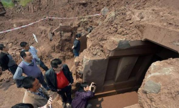 Bên cạnh các bộ hài cốt, các chuyên gia còn tìm thấy nhiều công cụ bằng đá, đồ gốm, rìu, liềm, dao và nhiều di vật văn hóa khác.