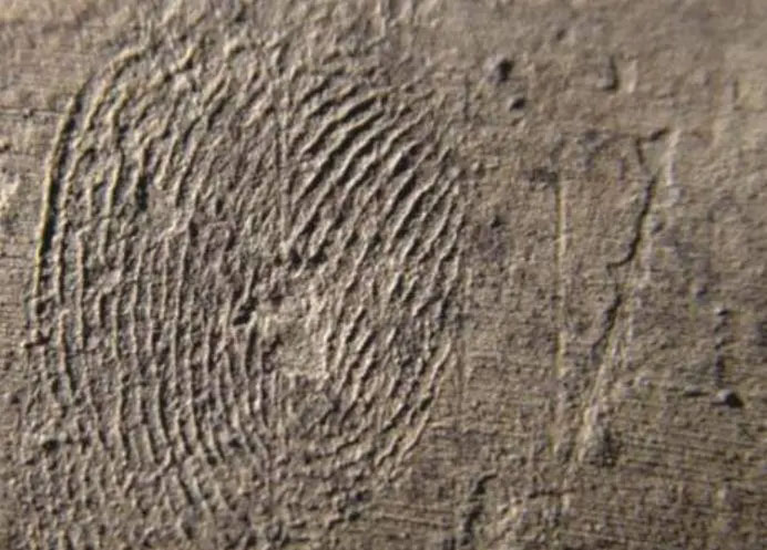 Trên bức tượng, các nhà khảo cổ đã phát hiện một dấu vân tay ở bụng, được xác định là dấu vân tay của nghệ nhân tạo ra bức tượng, đã tồn tại từ hơn 2.000 năm trước.