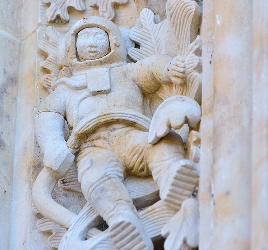 Trên mặt tiền lối vào của một nhà thờ 300 tuổi ở Salamanca, Tây Ban Nha, có một hình người trông giống phi hành gia hiện đại. Có tranh cãi về việc liệu hình chạm khắc này đã được thêm vào sau khi nhà thờ được xây dựng, hay đã tồn tại từ trước.