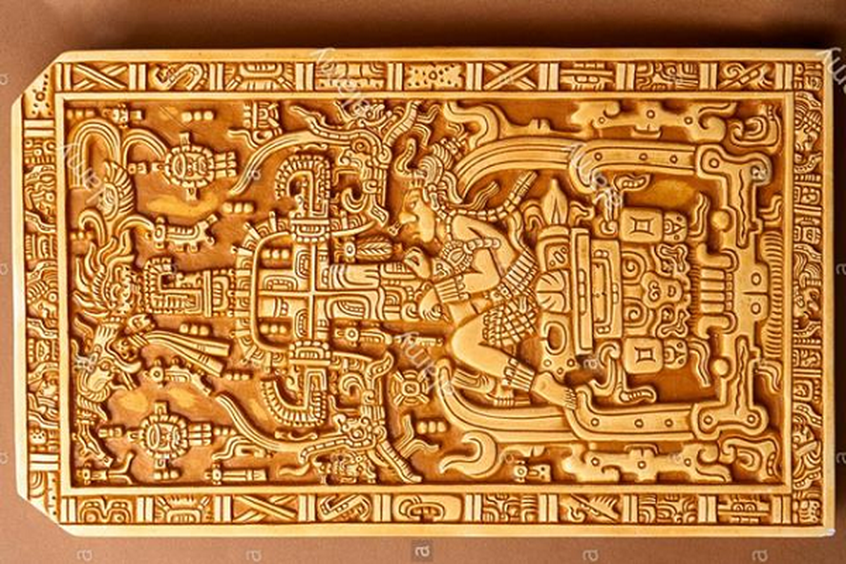 Một phiến đá được khai quật từ thành phố Maya cổ đại trên cao nguyên Mexico có hình vẽ một người đang vận hành một cỗ máy trông giống tàu vũ trụ hiện đại.